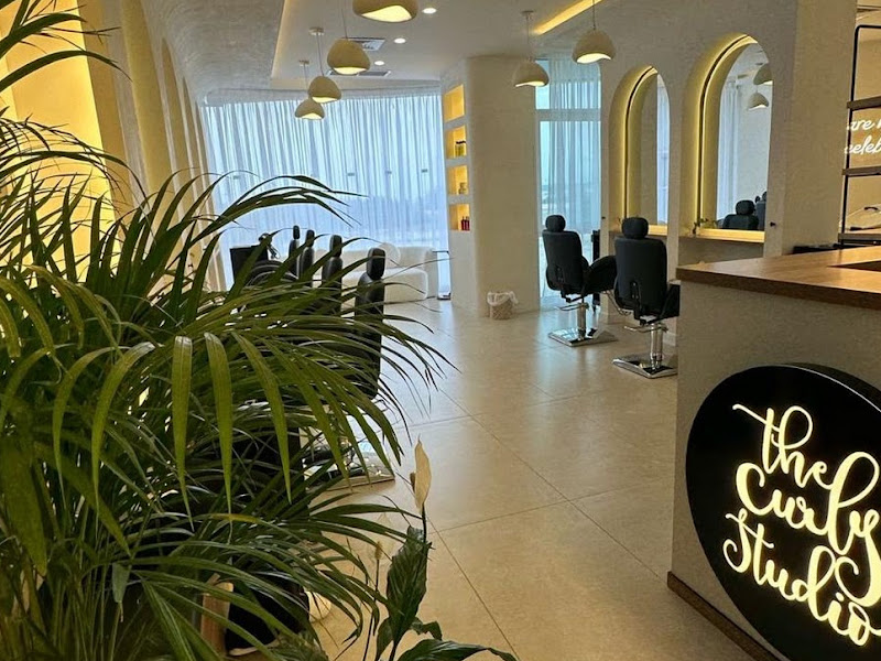 Curls by Roaa Salon صالون رؤى للشعر الكيرلي