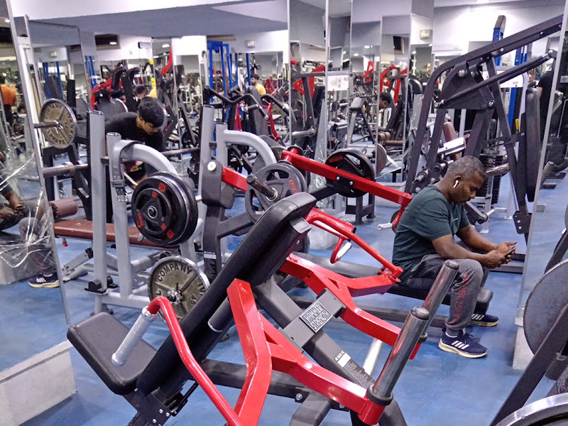 نادي مصل جيم الصحي للرجال MUSCLE GYM